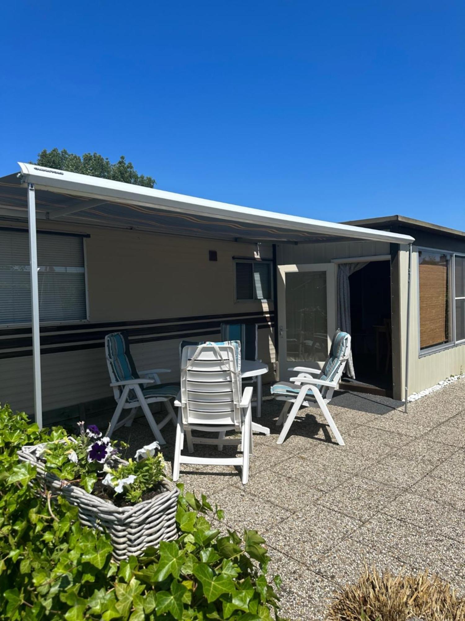 Gezellige Stacaravan Met Groot, Zonnig Terras! Belt-Schutsloot Luaran gambar