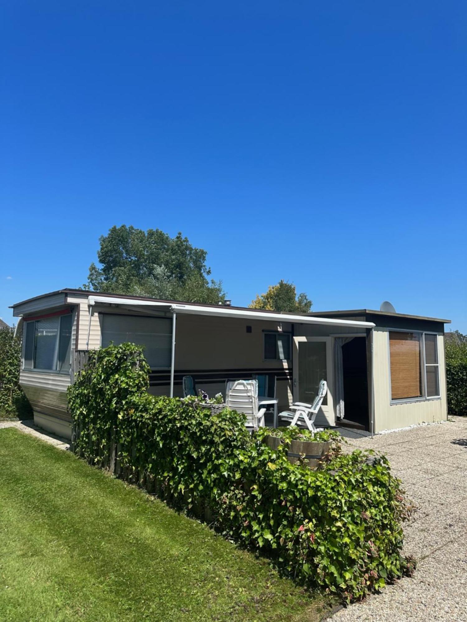 Gezellige Stacaravan Met Groot, Zonnig Terras! Belt-Schutsloot Luaran gambar